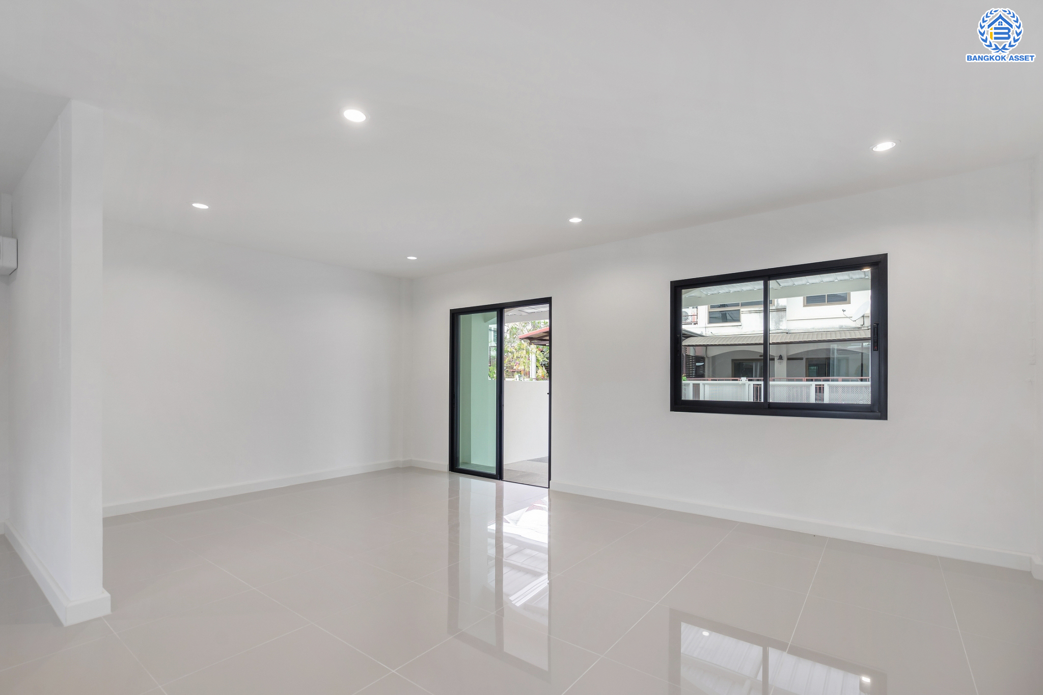 บ้านมือสองตกแต่งใหม่ ม.บ้านสวน5 กลางเมือง พิบูลย์สงคราม บ้านแฝด 3 ชั้น พร้อมอยู่ เนื้อที่ 32.9 ตร.ว. ฟังก์ชัน 4 ห้องนอน 3 ห้องน้ำ จอดรถได้ 2 คัน บนสุดยอดทำเล! เชื่อมถนนพิบูลย์สงคราม, วงศ์สว่าง, นครอินทร์ และติวานนท์ ใกล้จุดขึ้นทางด่วนศรีรัช-วงแหวนรอบนอก และรถไฟฟ้า "สถานีแยกติวานนท์"